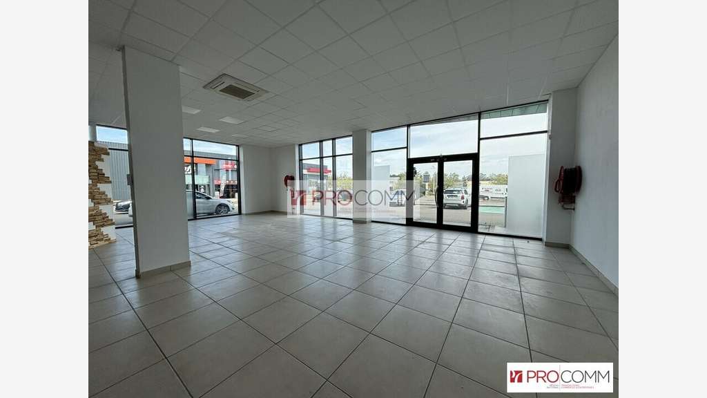 Local d'angle 220m² à louer agglo Chartres 