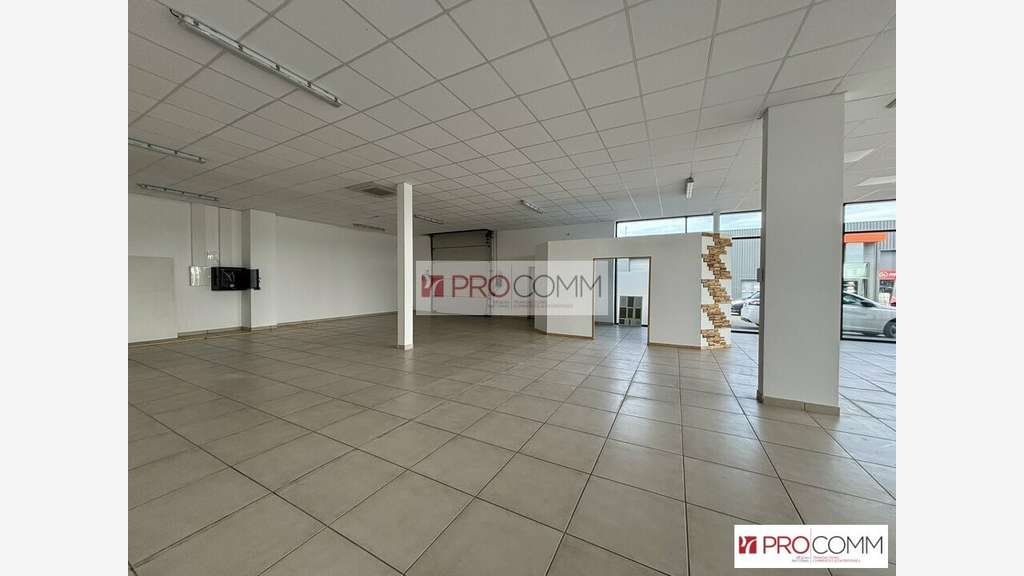 Local d'angle 220m² à louer agglo Chartres 