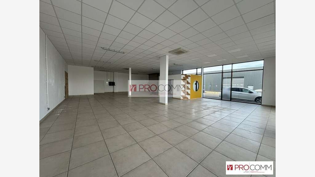 Local d'angle 220m² à louer agglo Chartres 