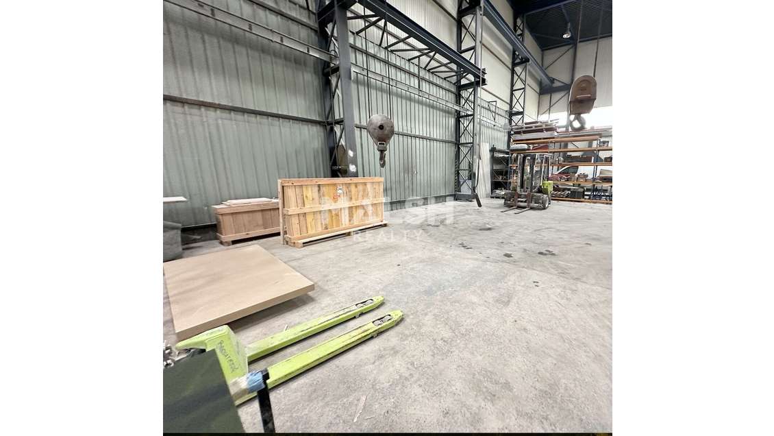 Local équipé de pont roulant et bureau à Chasse