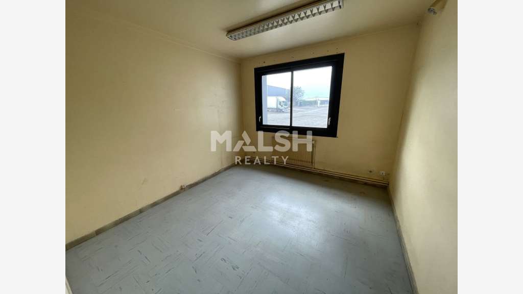 A louer locaux d'activités de 2210m² à Chassieu