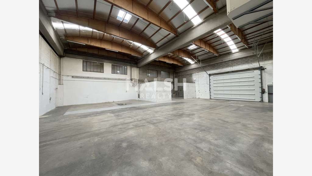 A louer locaux d'activités de 2210m² à Chassieu