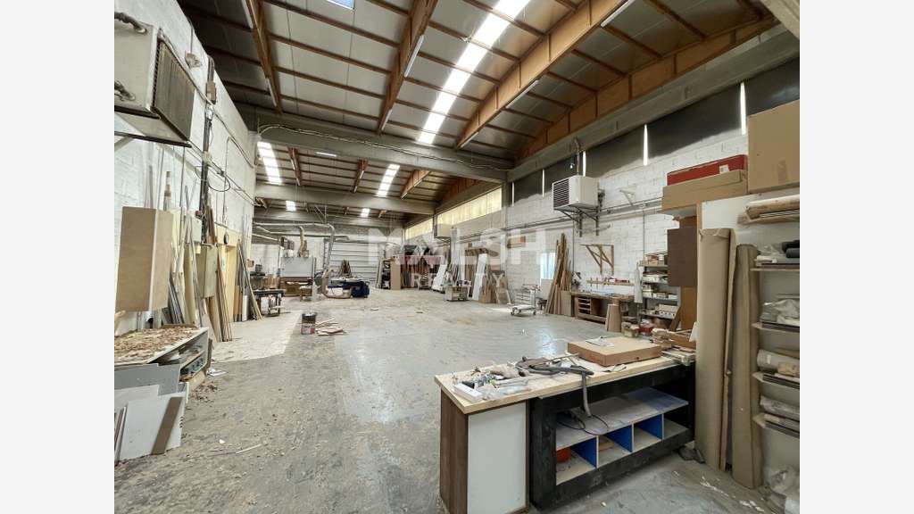 A louer locaux d'activités de 2210m² à Chassieu