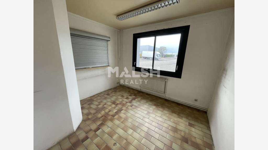 A louer locaux d'activités de 2210m² à Chassieu