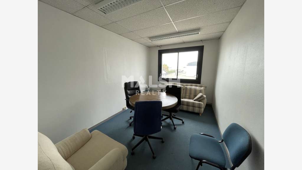 A louer locaux d'activités de 2210m² à Chassieu