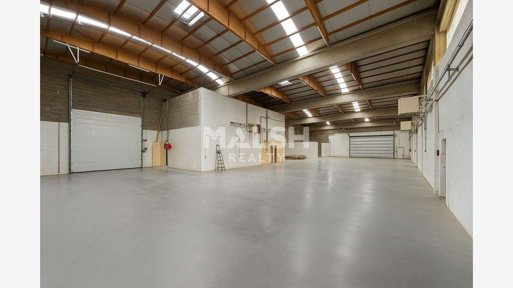 A louer locaux d'activités de 2210m² à Chassieu