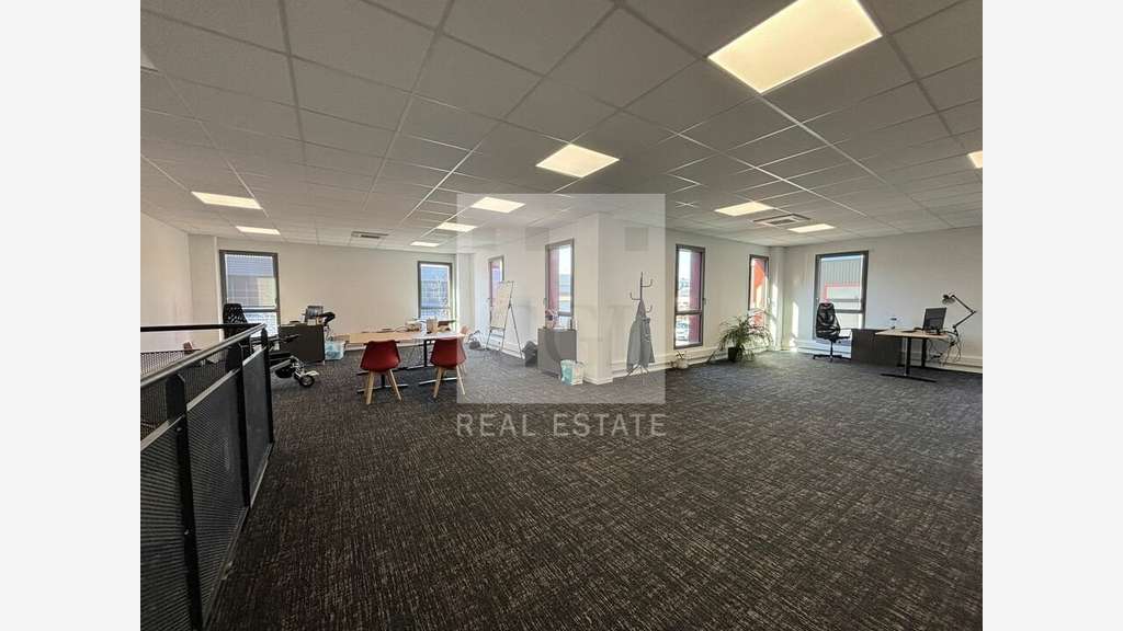 Local d'activité bureaux 460m² à louer à Chassieu