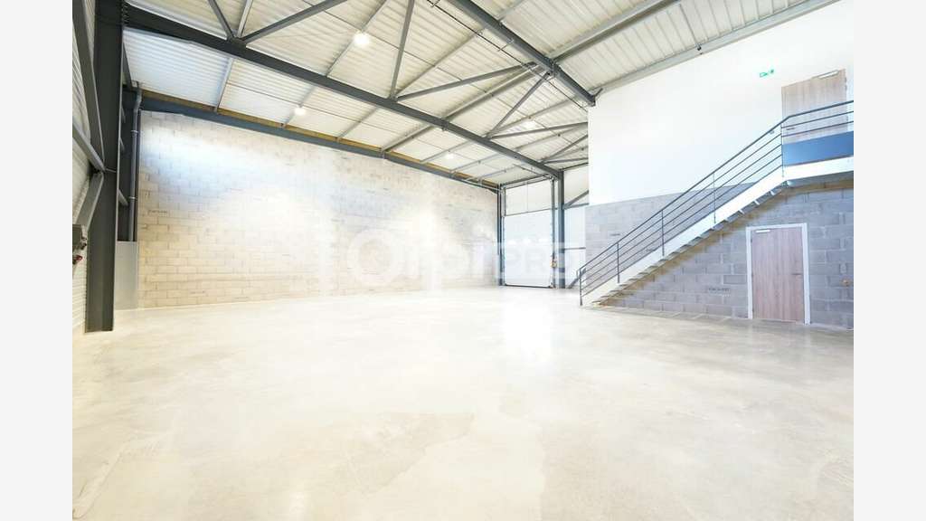 Local d'activité à louer 254m² à Chassieu
