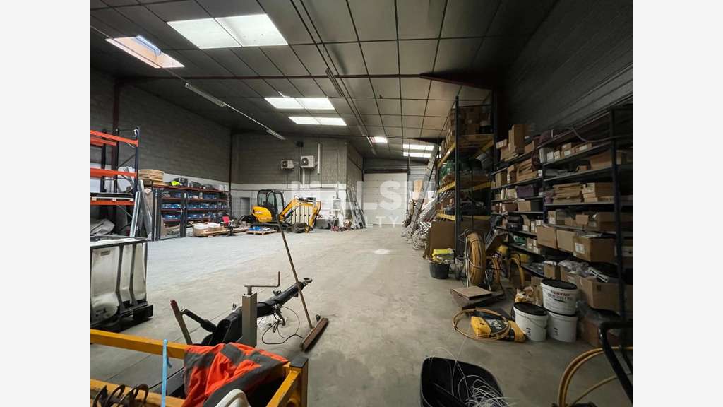 Local à louer 430m² à Chassieu ZI Mi-Plaine