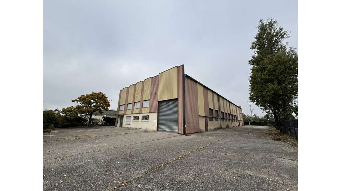 Local d'activité de 1350m² à louer à Chassieu