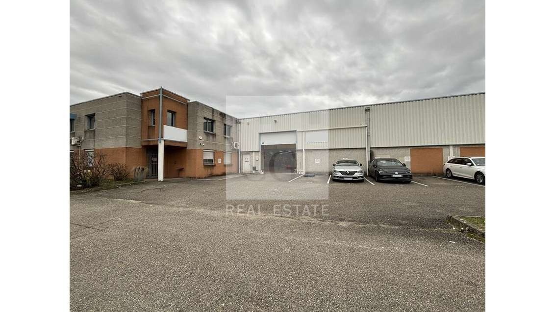 Local d'activités 1603m² à louer à Chassieu