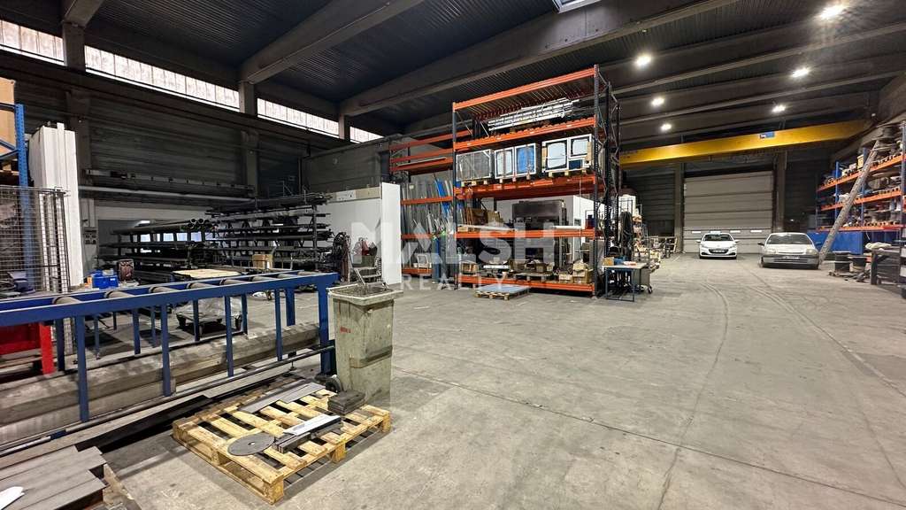 Local 1260m² équipé de ponts roulants à Chassieu