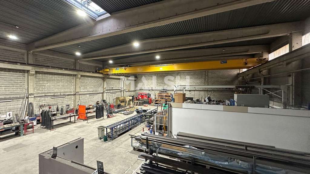 Local 1260m² équipé de ponts roulants à Chassieu
