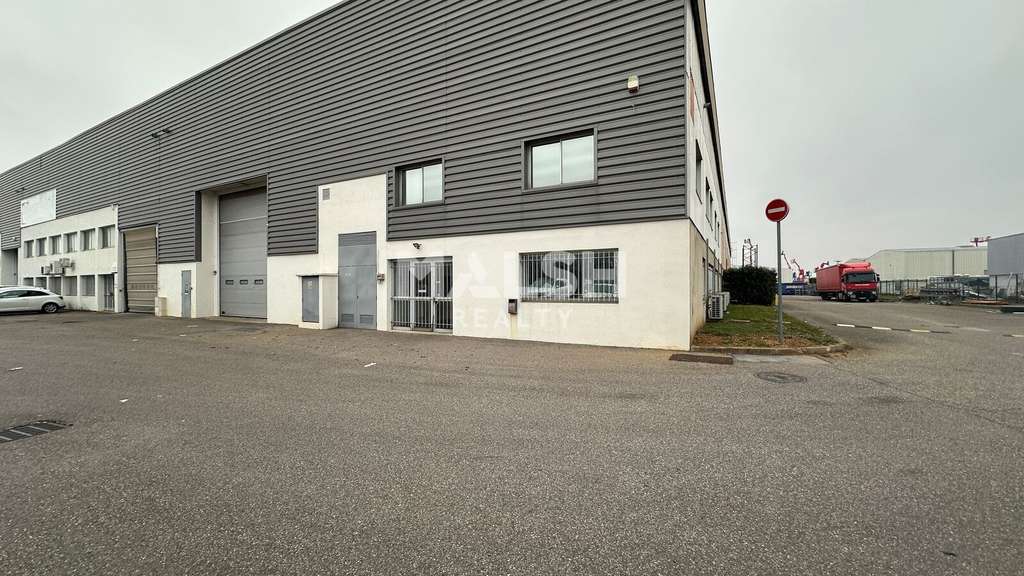 Local 1260m² équipé de ponts roulants à Chassieu