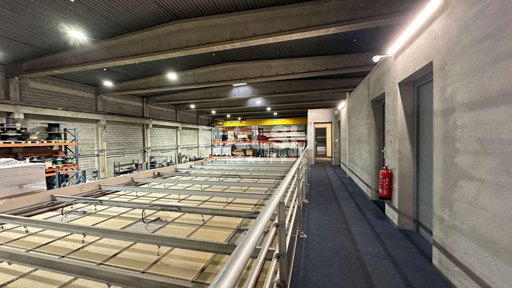 Local 1260m² équipé de ponts roulants à Chassieu