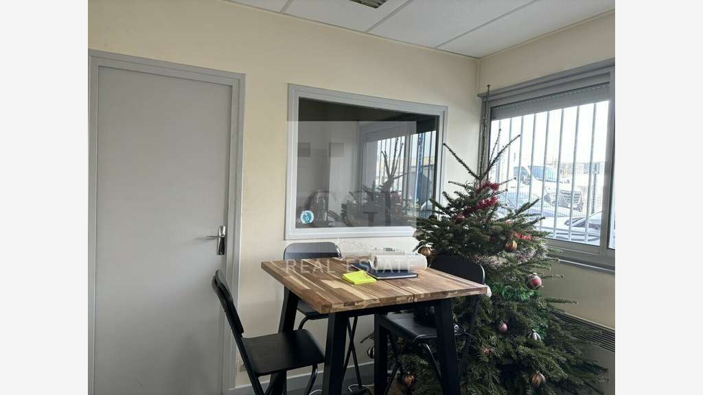 Local d'activité bureaux 380m² à louer à Chassieu