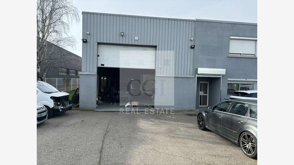 Local d'activité de 350m² à louer à Chassieu