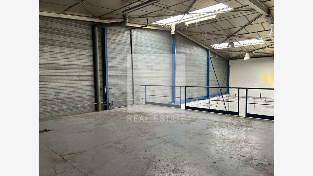 Local d'activité de 350m² à louer à Chassieu