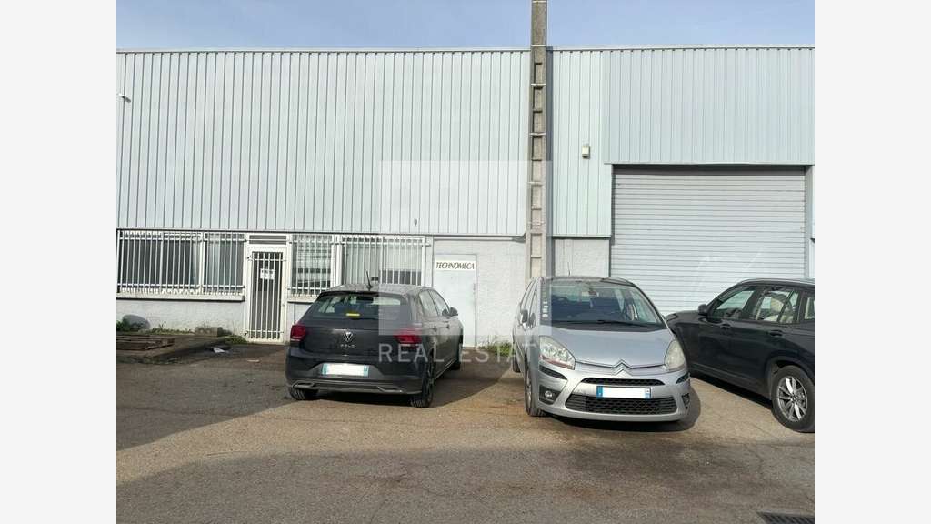 Local d'activité de 350m² à louer à Chassieu