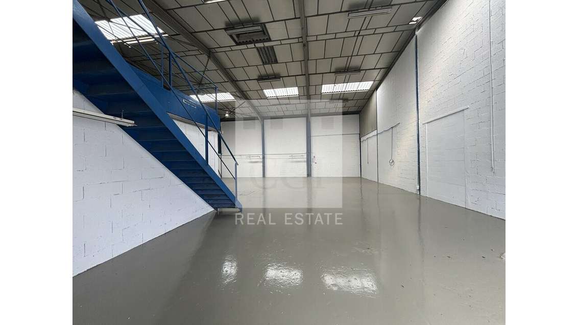 Local d'activité de 350m² à louer à Chassieu