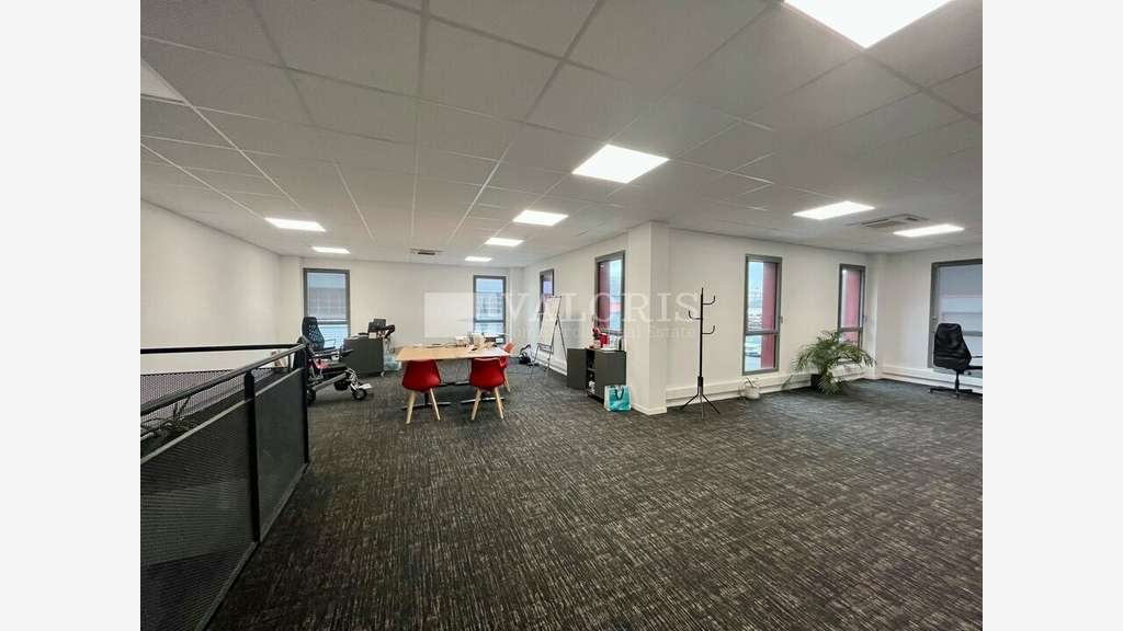 Local d'activité 460m² à louer à Chassieu A43