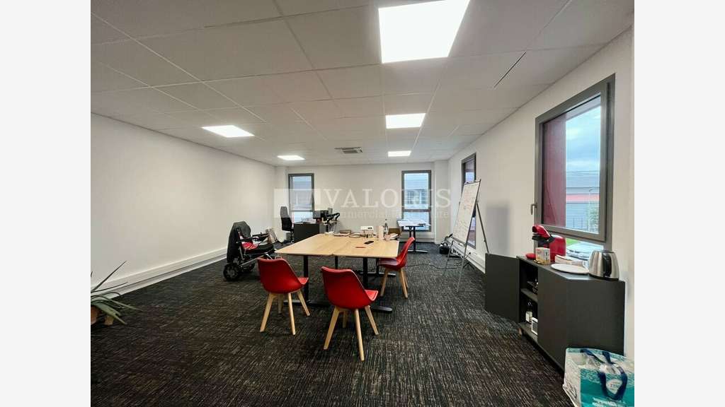 Local d'activité 460m² à louer à Chassieu A43