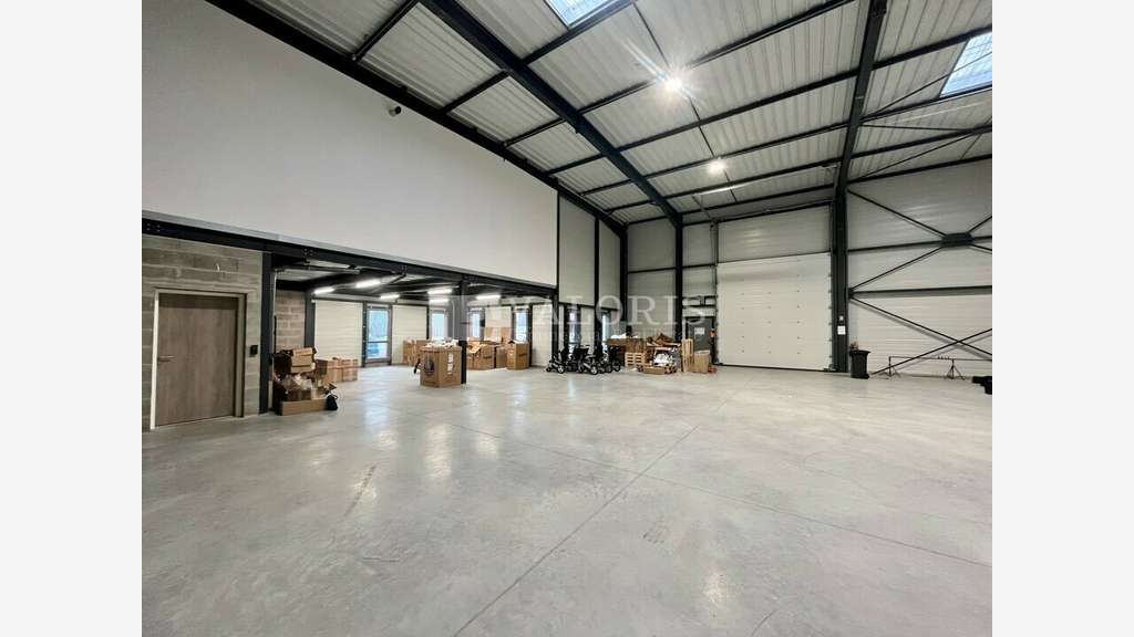 Local d'activité 460m² à louer à Chassieu A43