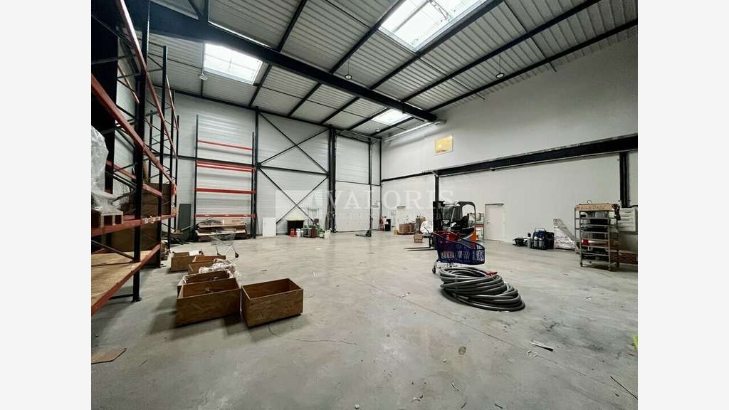 Local d'activité mixte 529m² à louer à Chassieu