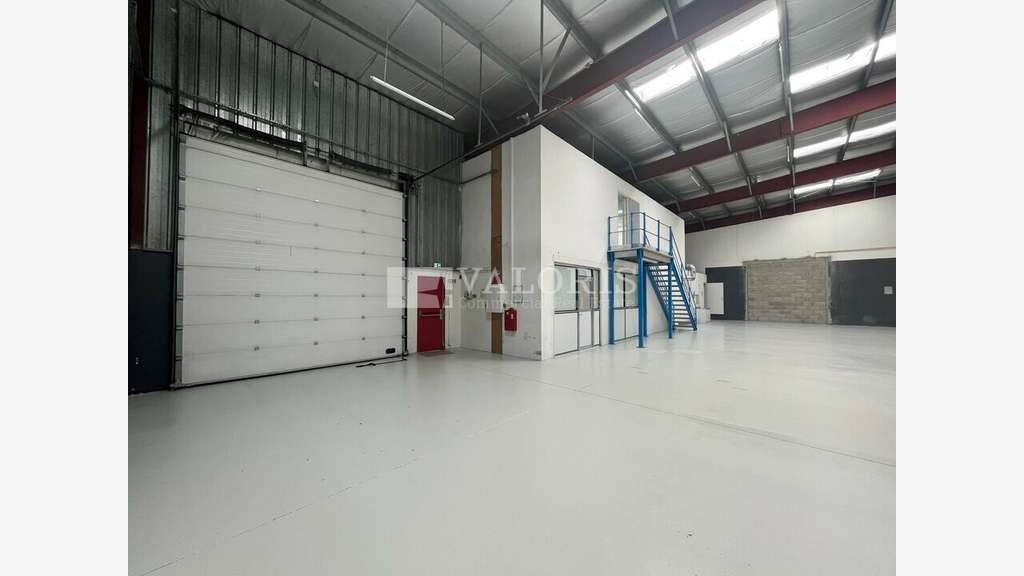 Local d'activité 686m² à louer à Chassieu