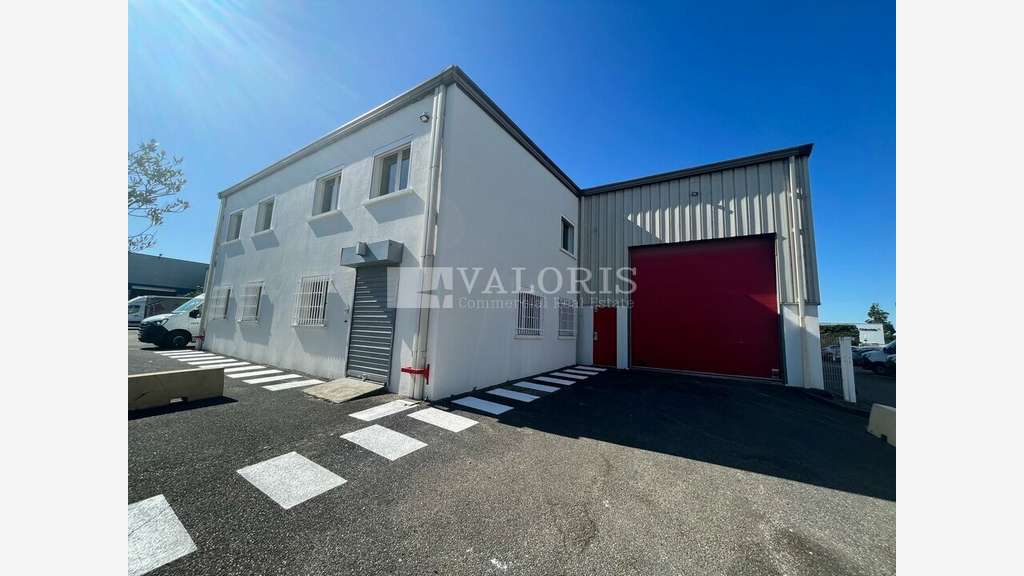 Local d'activité 686m² à louer à Chassieu