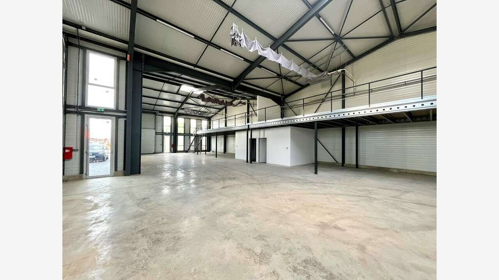 Local d'activité 360m² à louer à Chassieu A43/A46