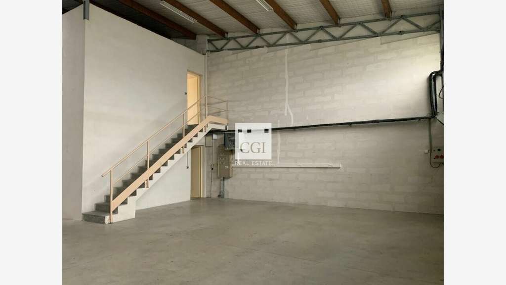 A louer local d'activités de 120m² à Chassieu