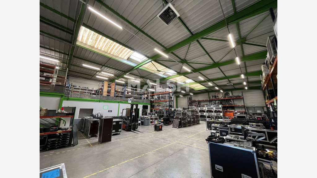 A louer bâtiment d'activités de 2600m² à Chassieu