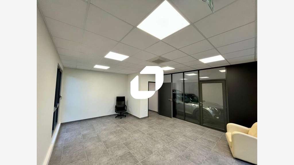 A louer Local d'activité 229m² Chassieu