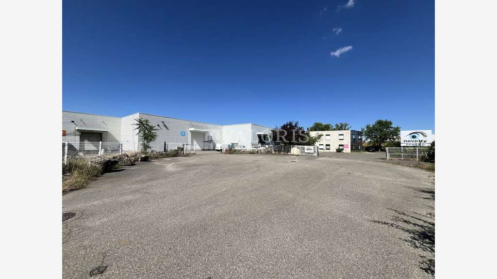 Entrepôt logistique de 2600m² à louer à Chassieu