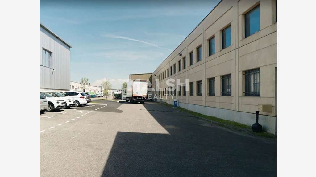Locaux d'activités à CHASSIEU - A LOUER - 2375 m²