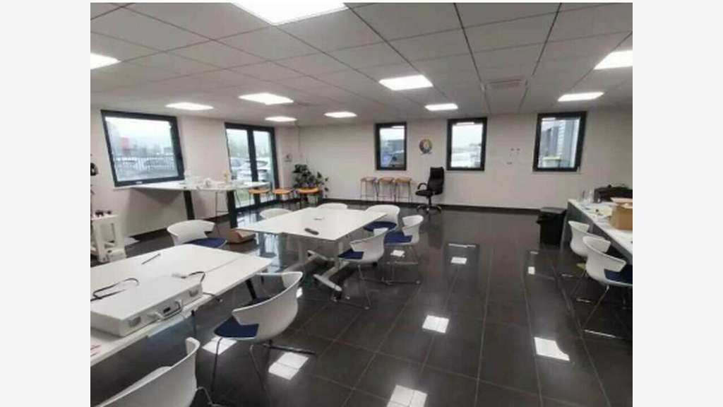 Bâtiment 1998m² à louer à Château-Gaillard