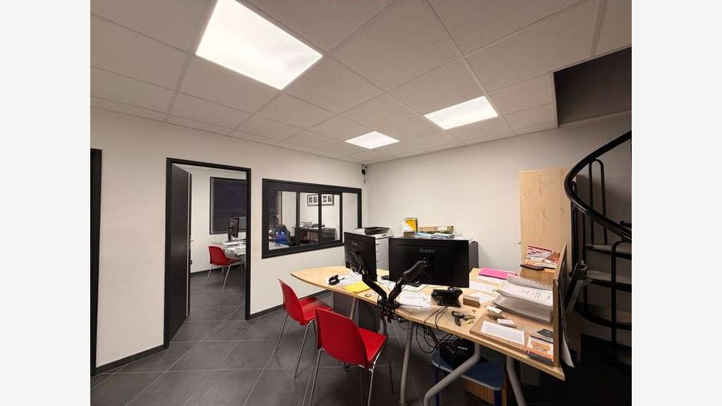 A louer locaux activités 788m² Château Gaillard