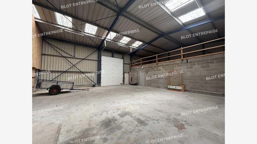 A louer locaux d'activités 240m² à Château-Thébaud