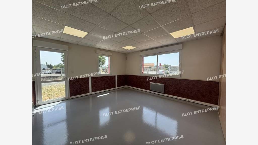 A louer locaux d'activités 240m² à Château-Thébaud