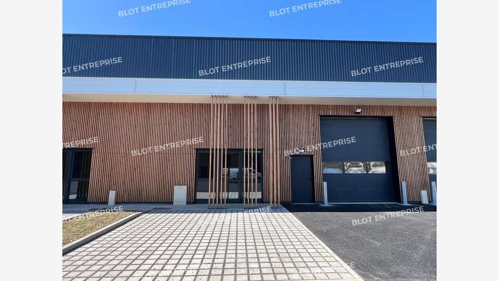 A louer local d'activités 284m² à Châteaubourg 