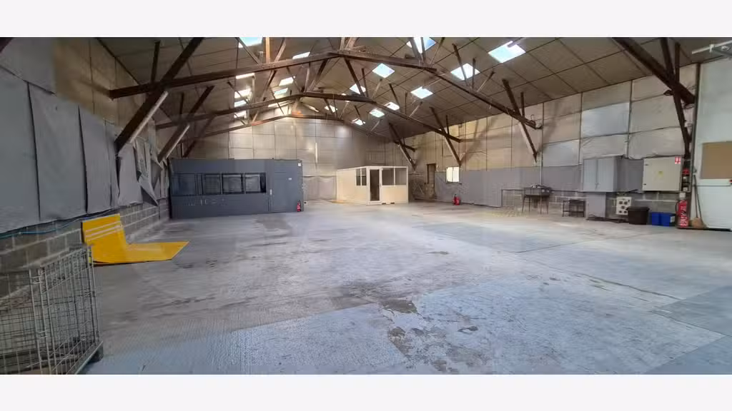 A louer bâtiment d'activité 630m² za Châteaubourg
