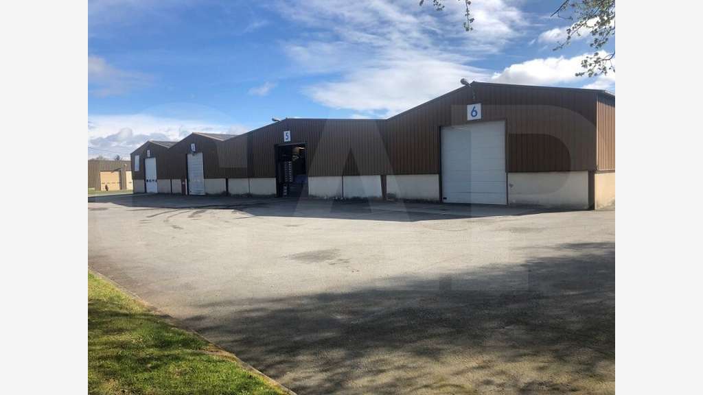 A louer bâtiment activité 4.400m² à Châteaubourg