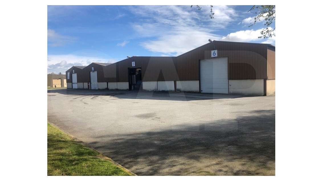 A louer bâtiment activité 4.400m² à Châteaubourg
