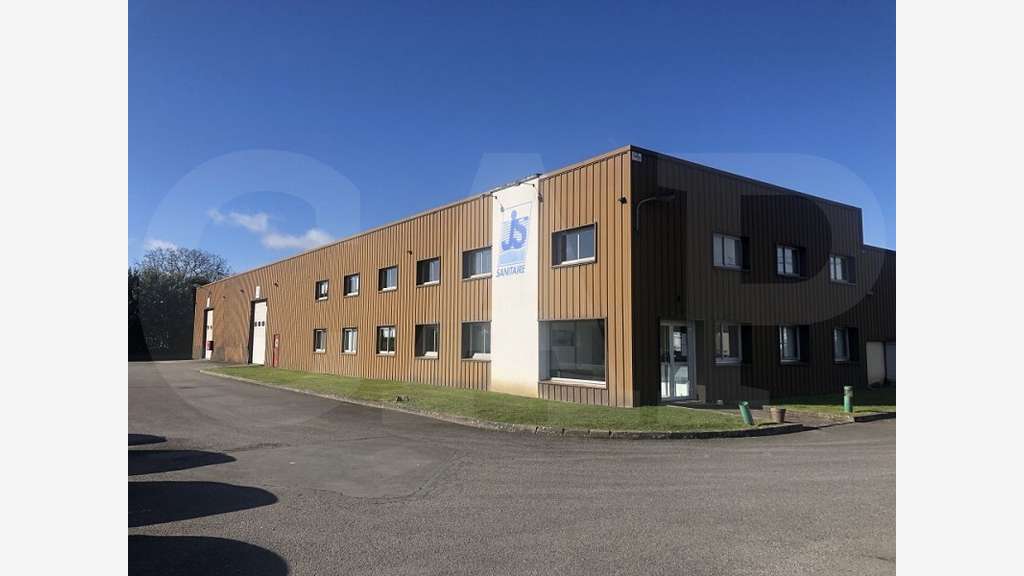 A louer bâtiment activité 4.400m² à Châteaubourg