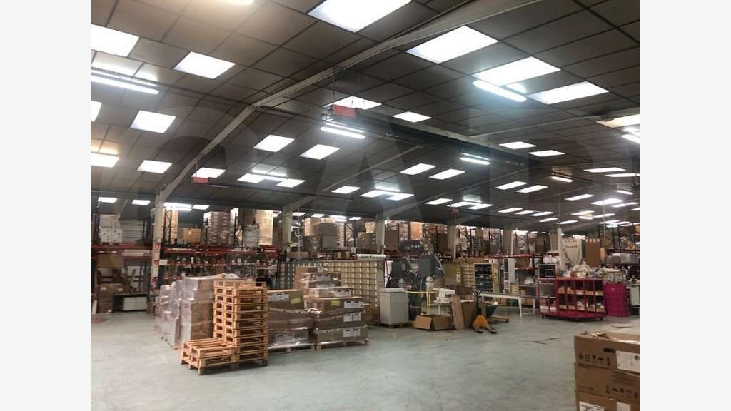 A louer bâtiment activité 4.400m² à Châteaubourg