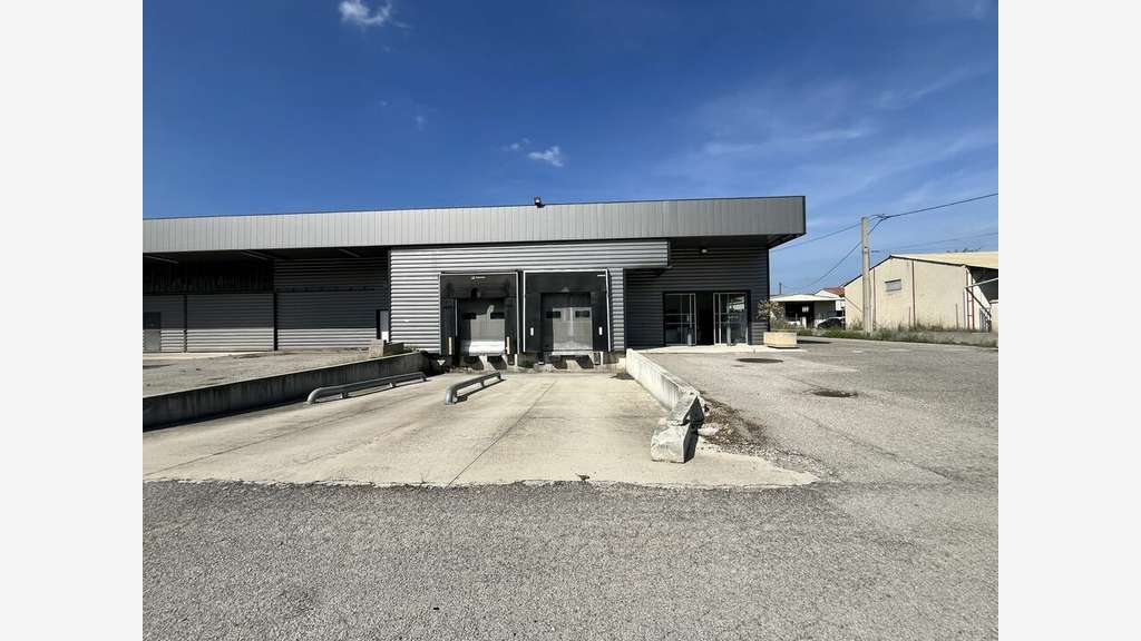 À louer local d'activité de 715m² à Châteaurenard