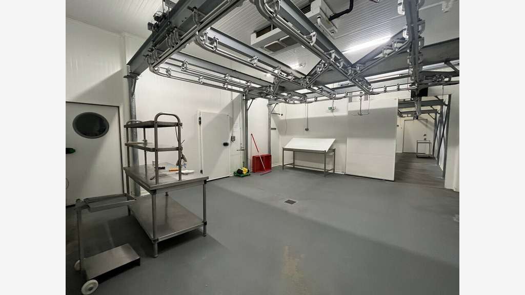 À louer local d'activité de 715m² à Châteaurenard