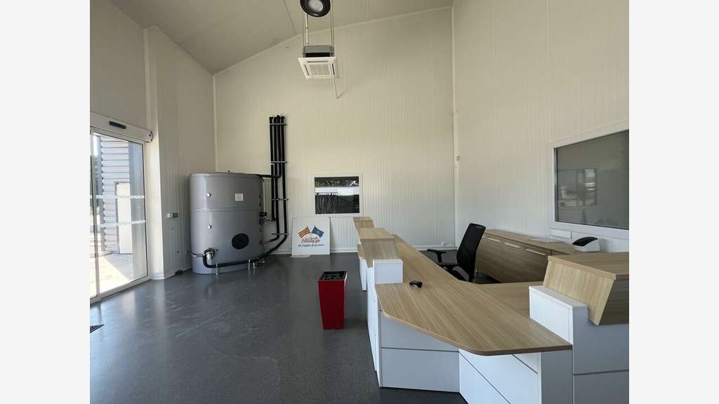À louer local d'activité de 715m² à Châteaurenard