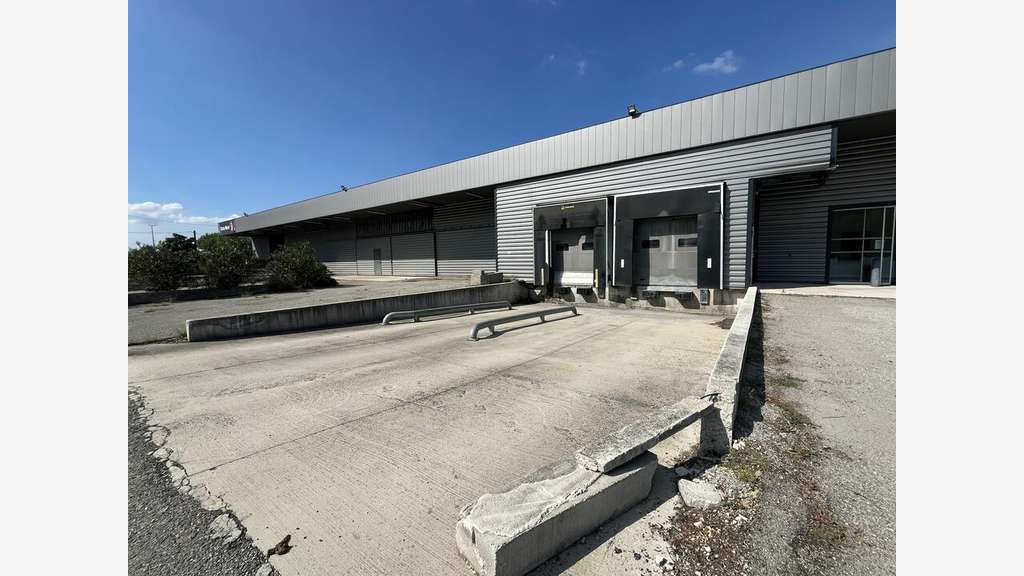 À louer local d'activité de 715m² à Châteaurenard